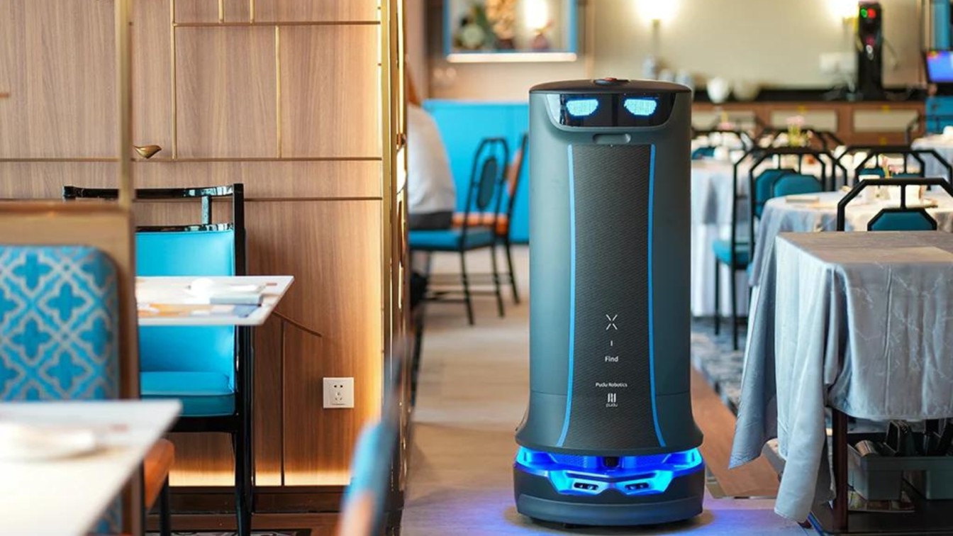 Holabot haciendo ruta en un restaurante