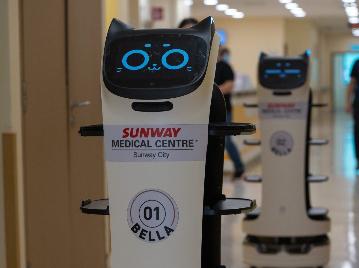 Imagen del robot holabot en un hospital
