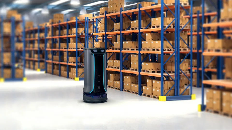 Robot transportador autónomo desplazando productos en una nave industrial