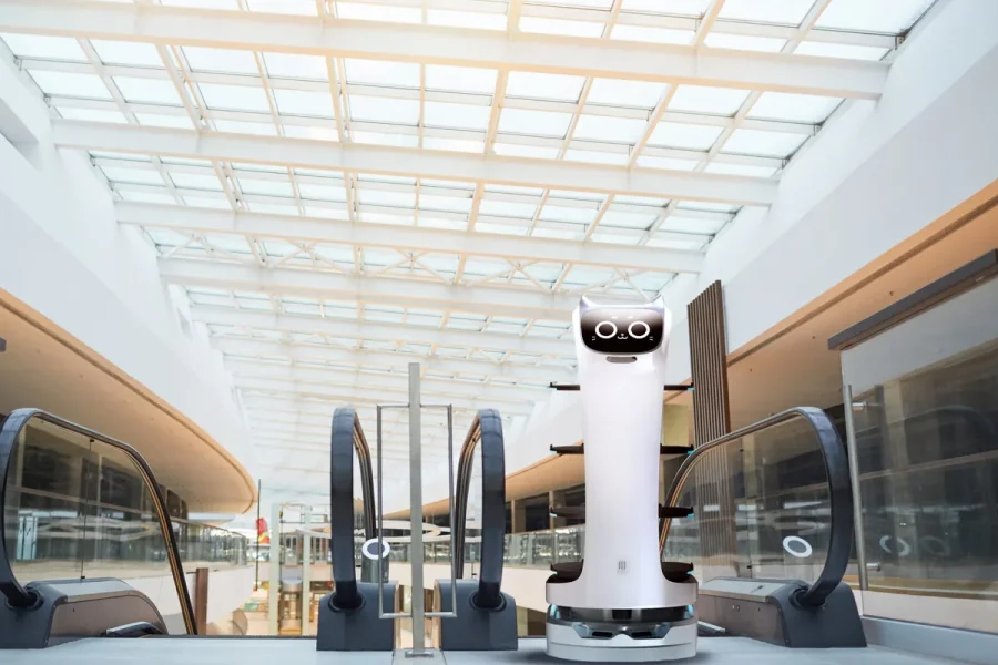 Robot de limpieza autónomo funcionando en un centro comercial para mantener pasillos y zonas comunes impecables