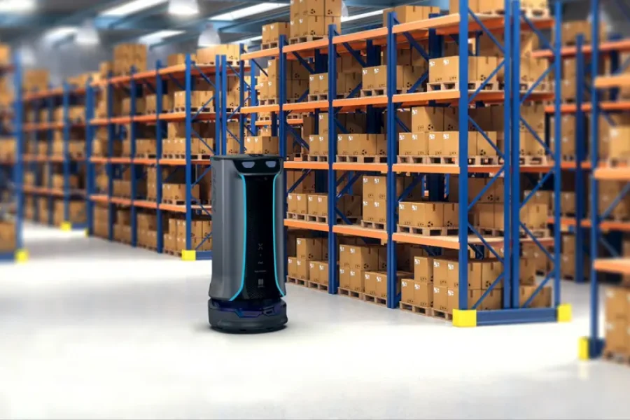 Robot transportador autónomo desplazando productos en una nave industrial