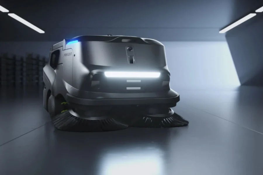 Técnico realizando mantenimiento preventivo a robot de servicio mostrando batería y ruedas de reemplazo con herramientas de diagnóstico